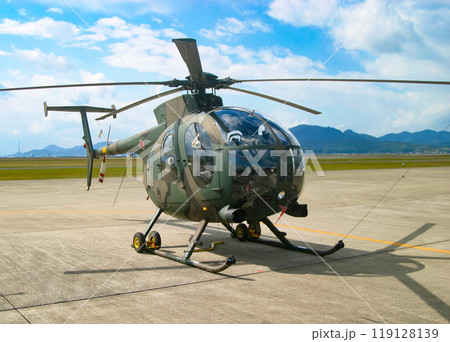 展示される陸上自衛隊の小型ヘリコプター OH-6D 119128139
