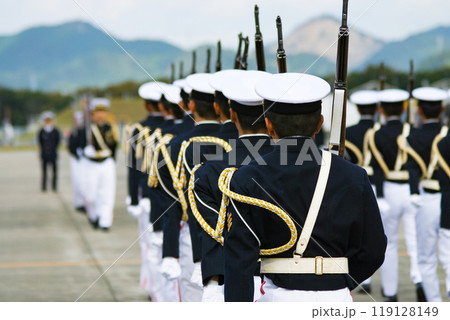 ドリル演技を行う海上自衛隊航空学生 ドリル演技を行う海上自衛隊航空学生 119128149