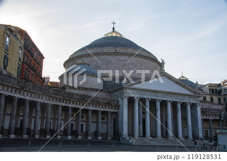 イタリアのナポリのきれいな街並み 119128531