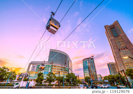 日本の横浜都市景観　横浜ランドマークタワーやみなとみらいの街を望む＝26日 119129076