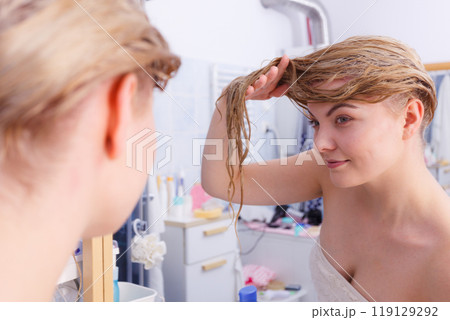 Woman with wet blonde hair 119129292