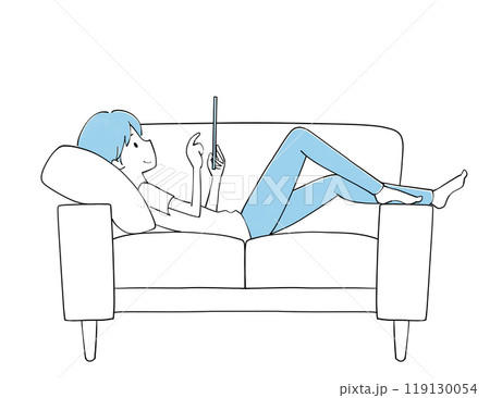ソファでタブレットを見ながらくつろぐ男性 119130054