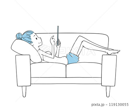 ソファでタブレットを見ながらくつろぐ女性 119130055