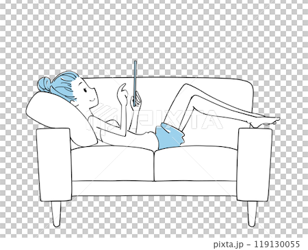 ソファでタブレットを見ながらくつろぐ女性 119130055