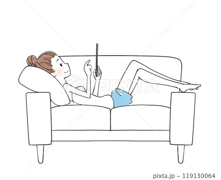 ソファでタブレットを見ながらくつろぐ女性 119130064