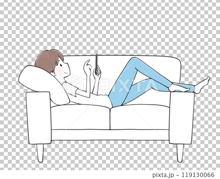 ソファで携帯を見ながらくつろぐ男性 ソファで携帯を見ながらくつろぐ男性 119130066