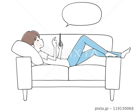 吹き出し　ソファで携帯を見ながらくつろぐ男性 119130068