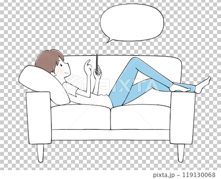 吹き出し　ソファで携帯を見ながらくつろぐ男性 119130068