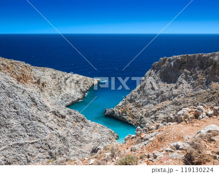 崖に囲まれた秘境のビーチ (ギリシャ、クレタ島、セイタンリマニア) 119130224