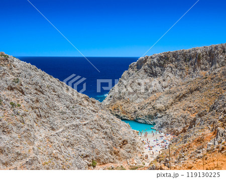 崖に囲まれた秘境のビーチ (ギリシャ、クレタ島、セイタンリマニア) 119130225