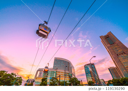 日本の横浜都市景観　横浜ランドマークタワーやみなとみらいの街を望む＝26日 119130290