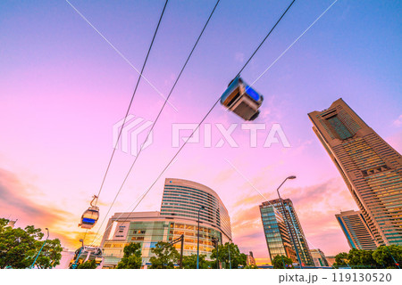 日本の横浜都市景観　横浜ランドマークタワーやみなとみらいの街を望む＝26日 119130520