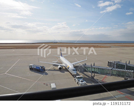 神戸空港の展望デッキからの旅客機と滑走路 119131172