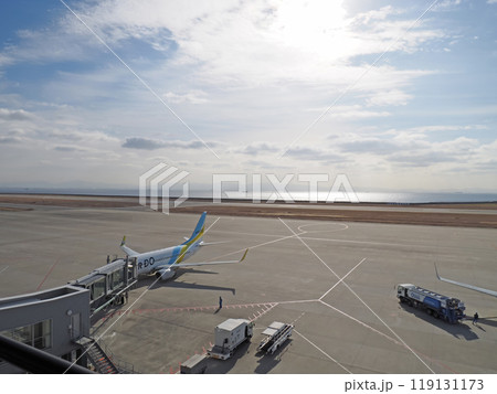 神戸空港の展望デッキからの旅客機と滑走路 119131173