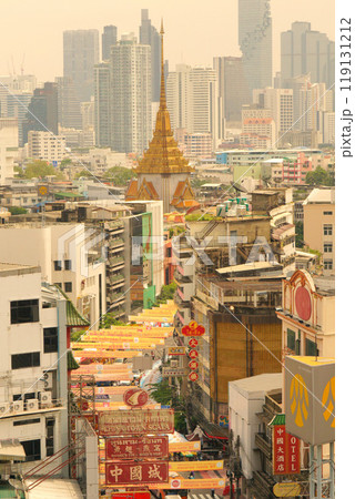 タイの菜食週間「キンジェー」期間中の黄金仏寺院とバンコク中華街の風景 119131212