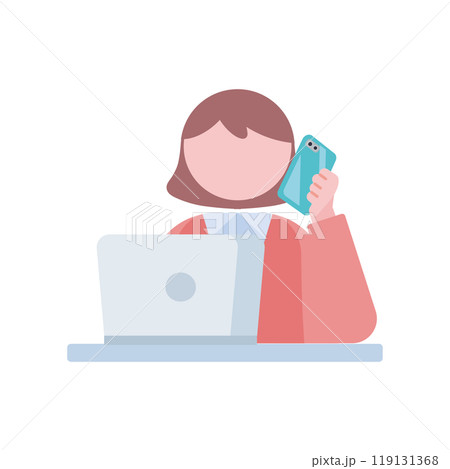 PCの前で電話をする女性 PCの前で電話をする女性 119131368