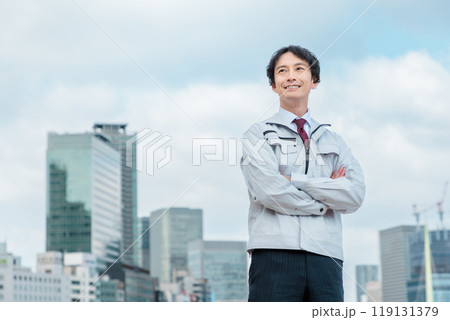 作業着姿で立つエンジニア 作業着姿で立つエンジニア 119131379