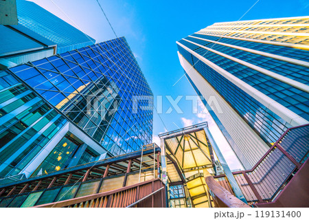 日本の東京都市景観　10月。歩道橋のある街。渋谷アクシュや渋谷クロスタワー、渋谷ヒカリエなどを望む 119131400