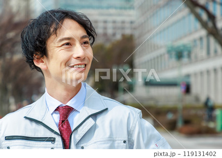 工事現場に立つ現場監督 工事現場に立つ現場監督 119131402