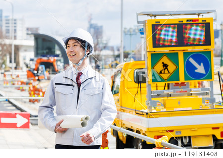 工事現場に立つ現場監督 119131408