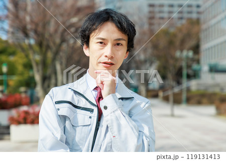 工事現場に立つ現場監督 119131413