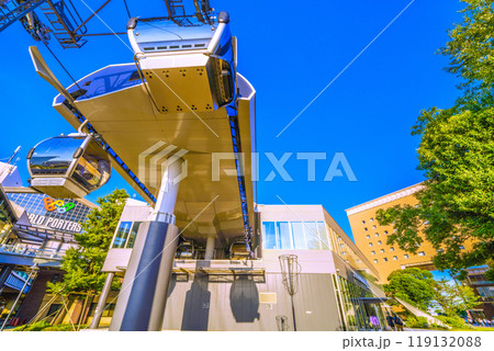 日本の横浜都市景観　YOKOHAMA AIR CABIN運河パーク駅などを望む 119132088