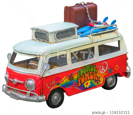 [素材] 白背景にピース＆ラブのサインが描かれたトランスポルターの玩具の切り抜き。 119132151