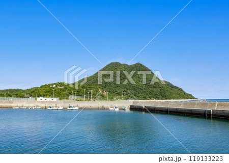 姫島港の漁船と矢筈岳 姫島港の漁船と矢筈岳 119133223
