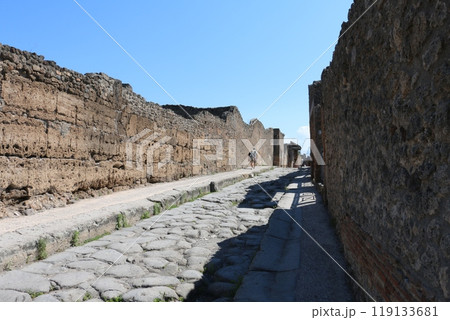 古代ローマの生活がよみがえるポンペイ遺跡 119133681