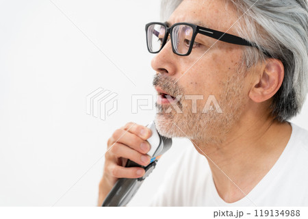 髭を剃る男性 119134988