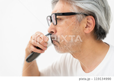 髭を剃る男性 髭を剃る男性 119134990