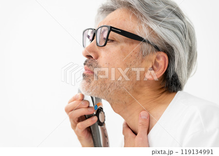 髭を剃る男性 髭を剃る男性 119134991