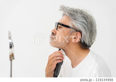 髭を剃る男性 髭を剃る男性 119134998