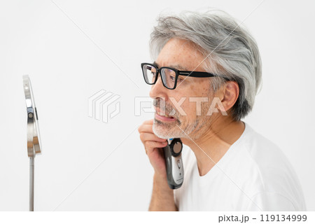 髭を剃る男性 119134999