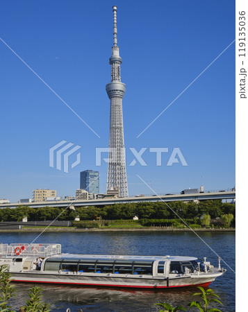 隅田川と水上バスと東京スカイツリー 119135036