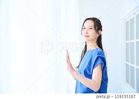 窓際に佇む若い女性 窓際に佇む若い女性 119135187