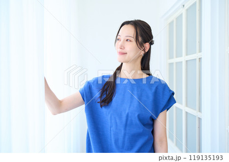 窓際に佇む若い女性 119135193