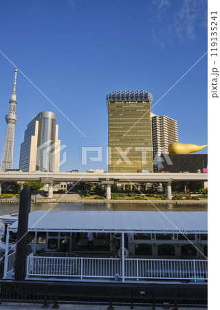 水上バス乗り場と対岸の風景 119135241