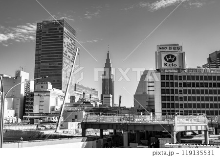 東京都市風景 新宿駅西口の再開発工事 2024.09　d-6 モノクロ 119135531