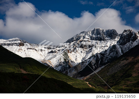 初冠雪の十勝岳 119135650