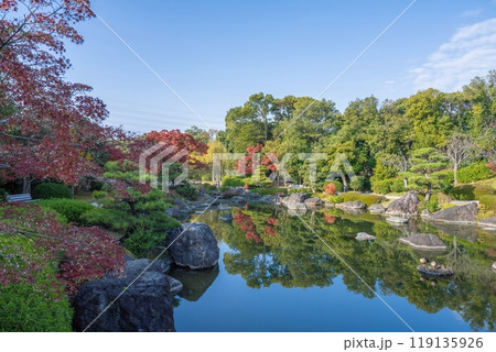 青空バックに見る静寂に包まれた秋の日本庭園の絶景 119135926