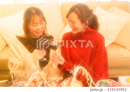 クルスマスにワインで乾杯する二人の女性　　 119135952