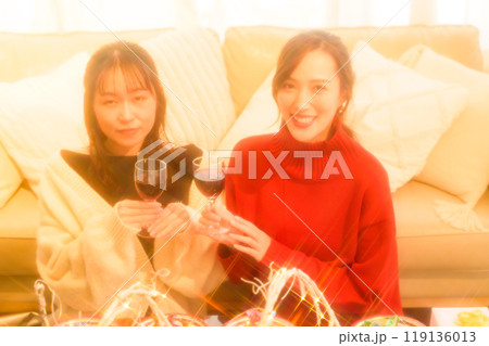 クルスマスにワインで乾杯する二人の女性 クルスマスにワインで乾杯する二人の女性 119136013