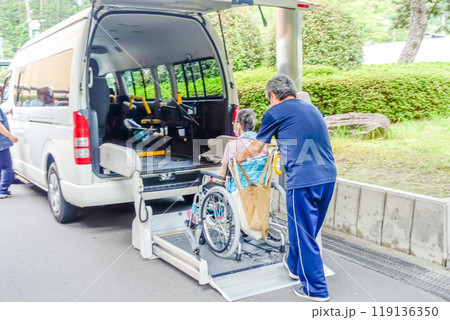 福祉車両　訪問介護サービス　スイングアームリフト　車いす仕様車 119136350