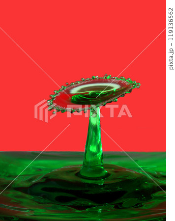 水滴の衝突で発生するキノコのような形 119136562