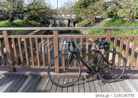 河川敷とロードバイク サイクリングイメージ 河川敷とロードバイク サイクリングイメージ 119136793