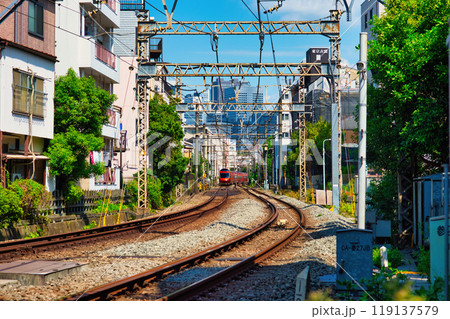 小田急線 住宅街を走る特急ロマンスカー GSE 119137579