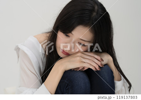 落ち込む若い女性 119137803