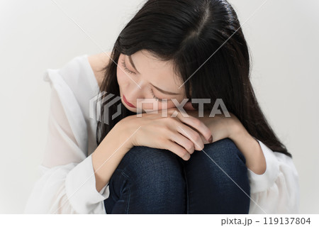 落ち込む若い女性 119137804