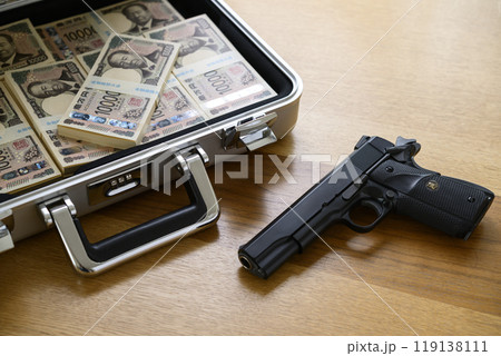 銃とアタッシュケースに入れられた札束 119138111